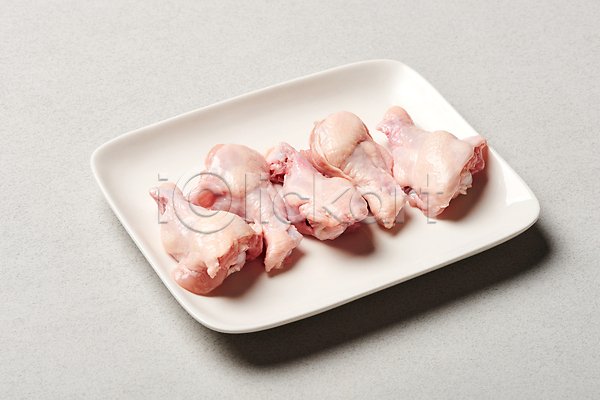 사람없음 JPG 포토 닭봉 생고기 생닭 식재료 실내 음식 일렬 접시 회색배경