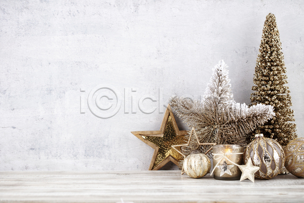 사람없음 JPG 포토 해외이미지 나무바닥 미니어처 미니트리 별 별모형 별장식 실내 오너먼트 크리스마스 크리스마스트리 향초 흰배경