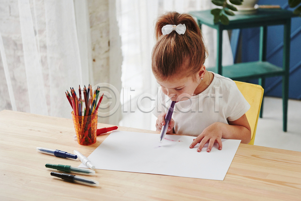서양인 소녀(어린이) 소녀한명만 어린이 여자 한명 JPG 앞모습 포토 해외이미지 그리기 그림 도화지 미술 미술교육 상반신 실내 앉기 어린이교육 연필꽂이 의자 책상 펜