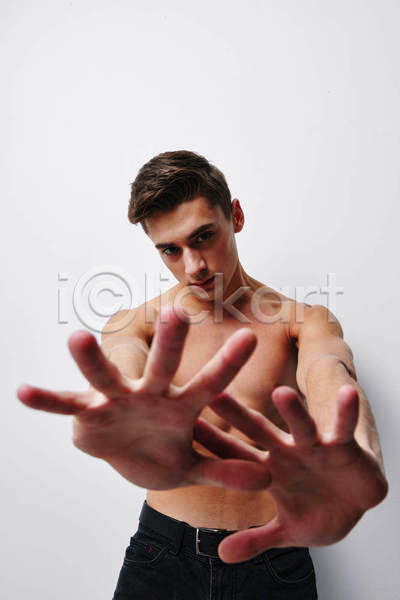 남자 백인 성인 성인남자한명만 한명 JPG 앞모습 포토 해외이미지 근육질 바디프로필 상반신 손뻗기 실내 포즈 흰배경