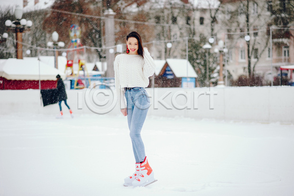 따뜻함 추위 행복 백인 사람 한명 JPG 포토 해외이미지 겨울 경기장 계절 관리 냉동 니트 빨간색 스웨터 스케이터 스케이트 스케이팅 스포츠 야외 얼음 옷 자연 잡기 청바지 컨셉 파란색 혼자 회색