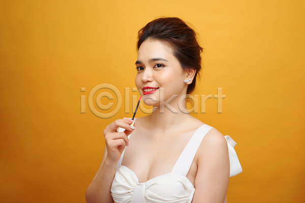동양인 성인 성인여자한명만 여자 한명 JPG 앞모습 포토 해외이미지 들기 뷰티 상반신 실내 주황색 틴트 화장