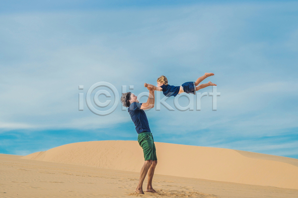 남자 남자만 두명 성인 소년 어린이 JPG 옆모습 포토 해외이미지 놀기 들어올리기 부자(아빠와아들) 사막 서기 야외 잡기 전신 주간 풍경(경치) 하늘