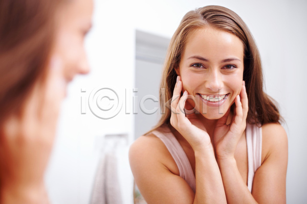성인 성인여자한명만 여자 한명 JPG 소프트포커스 포토 해외이미지 거울 꽃받침 미소(표정) 반사 뷰티 상반신 욕실 응시