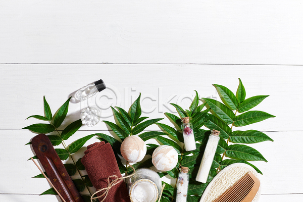 사람없음 JPG 포토 하이앵글 해외이미지 머리빗 수건 스파용품 실내 아로마테라피 오브젝트 입욕소금 잎 흰배경