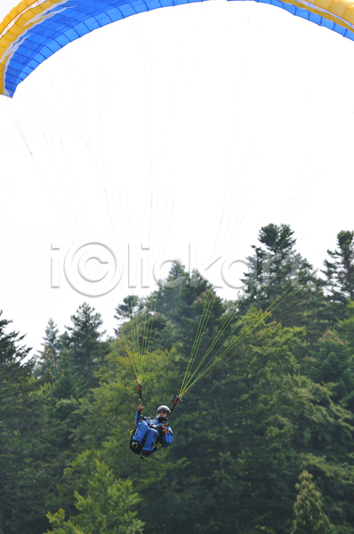남자 사람 성인 성인남자한명만 한명 JPG 포토 해외이미지 글라이더 낙하산 비행 야외 주간 패러글라이딩 하늘