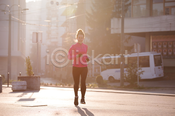 성인 성인여자한명만 여자 한명 JPG 앞모습 포토 해외이미지 거리 건강 건물 달리기 라이프스타일 러닝 마을 아침 야외 운동복 유산소운동 전신 조깅 햇빛