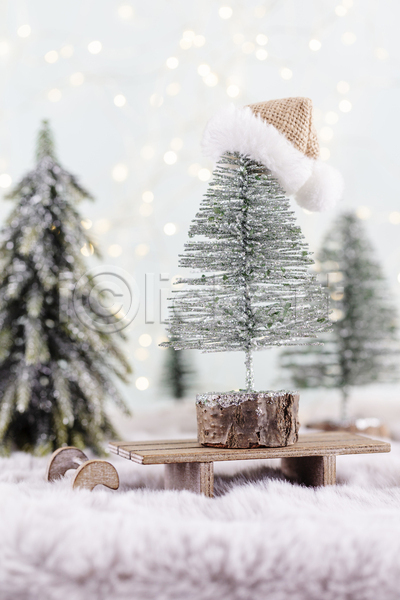 사람없음 JPG 아웃포커스 포토 해외이미지 나무썰매 미니어처 미니트리 산타모자 실내 크리스마스 크리스마스트리