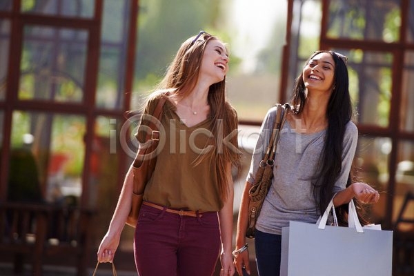 청춘(젊음) 함께함 행복 20대 두명 성인 성인여자만 여자 JPG 아웃포커스 앞모습 포토 해외이미지 들기 미소(표정) 상반신 서기 쇼핑 쇼핑백 야외 웃음 주간 친구