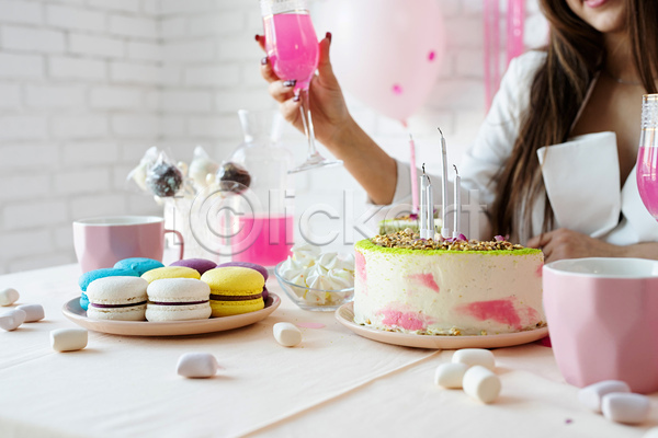 축하 행복 백인 사람 성인 성인여자한명만 여자 한명 JPG 옆모습 포토 해외이미지 들기 분홍색 상반신 생일 샴페인잔 음료 이벤트 케이크 탁자 파티