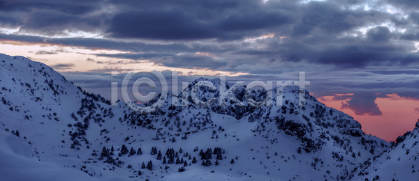 즐거움 추위 사람없음 JPG 포토 해외이미지 겨울 그림 나무 내추럴 눈내림 분홍색 산 소나무 숲 야생동물 야외 언덕 얼음 여행 웅장함 일몰 일출 자연 자연백그라운드 장면 저녁 절정 정상 파노라마 파란색 하늘 해외포토 흰색