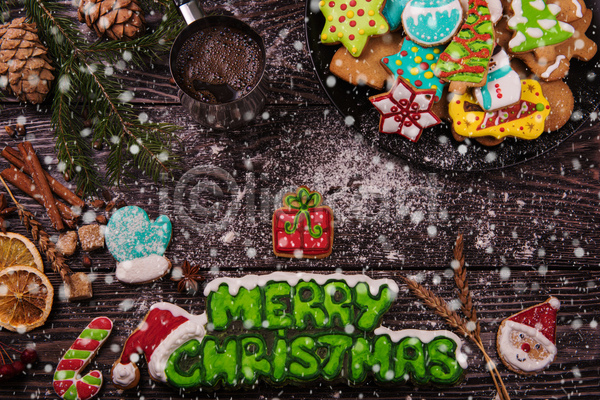 사람없음 JPG 포토 해외이미지 나무배경 메리크리스마스 산타모양 선물상자 실내 에스프레소 진저쿠키 쿠키 크리스마스
