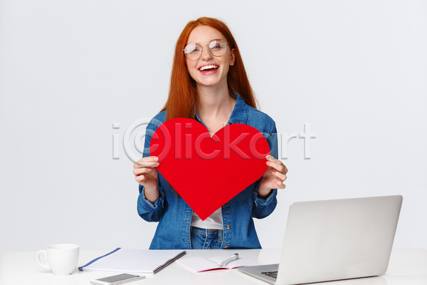 사랑 서양인 성인 성인여자한명만 여자 한명 JPG 앞모습 포토 해외이미지 공책 노트북 들기 빨간머리 상반신 안경낌 컵 하트