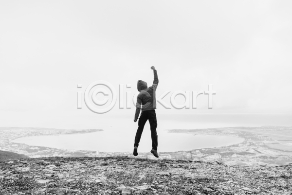 자유 남자 성인 성인남자한명만 한명 JPG 뒷모습 포토 해외이미지 흑백 손들기 야외 전신 점프 주간 하늘