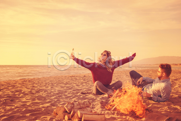 남자 두명 성인 성인만 여자 JPG 앞모습 옆모습 포토 해외이미지 눕기 들기 모닥불 앉기 야간 야외 응시 전신 캠핑 커플 팔벌리기 하늘 해변
