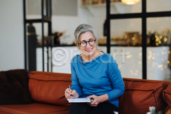 행복 노년 사람 성인 여자 한명 JPG 포토 해외이미지 공책 기록 노화 다이어리 라이프스타일 실내 안경 연필 옛날 은퇴 주택 패드 할머니