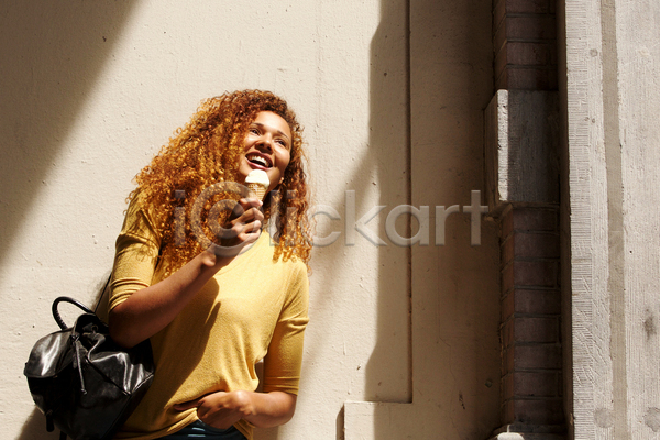 행복 성인 성인여자한명만 여자 한명 JPG 앞모습 포토 해외이미지 들기 라이프스타일 상반신 실내 아이스크림 올려보기 웃음 파마 햇빛