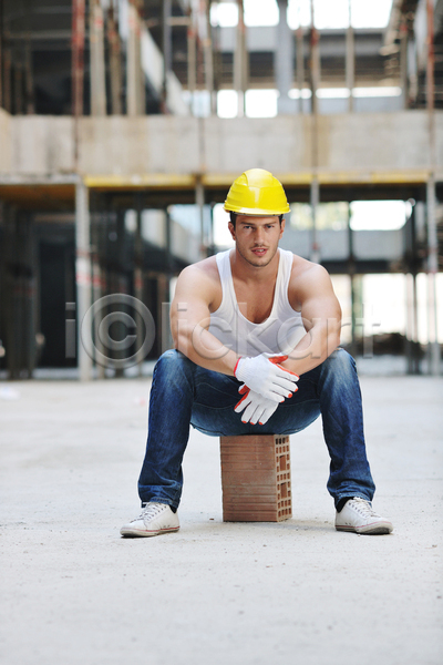 남자 성인 성인남자한명만 한명 JPG 앞모습 포토 해외이미지 건설근로자 건설업 건설현장 건축 벽돌 안전모 앉기 전신