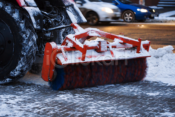 사람없음 JPG 포토 해외이미지 거리 겨울 눈내림 눈치우기 도로 보행로 야외 자동차 장비 제설 청소 폭설