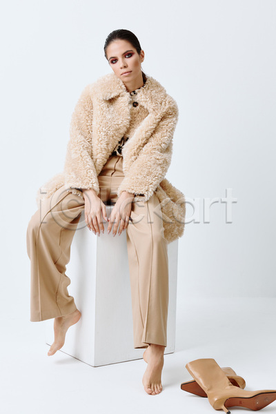 우아함 성인 성인여자한명만 여자 한명 JPG 앞모습 포토 해외이미지 가을(계절) 모델 모피코트 스타일링 신발 실내 앉기 앵클부츠 와이드팬츠 전신 코트 패션