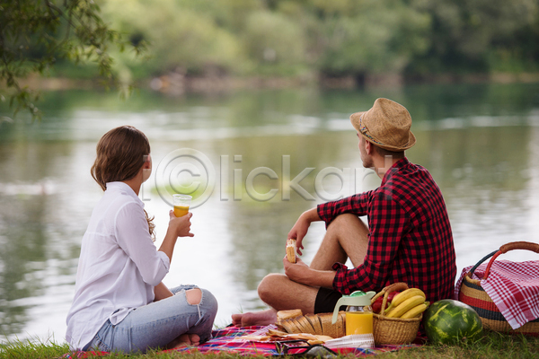 함께함 행복 휴식 남자 두명 성인 성인만 여자 JPG 뒷모습 포토 해외이미지 강 공원 돗자리 들기 라이프스타일 소풍 소풍바구니 앉기 야외 전신 주간 주스 커플
