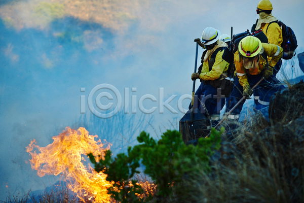 협력 남자 성인 성인남자만 세명 JPG 앞모습 옆모습 포토 해외이미지 들기 불 소방 소방관 야외 전신 주간 화재 화재진압