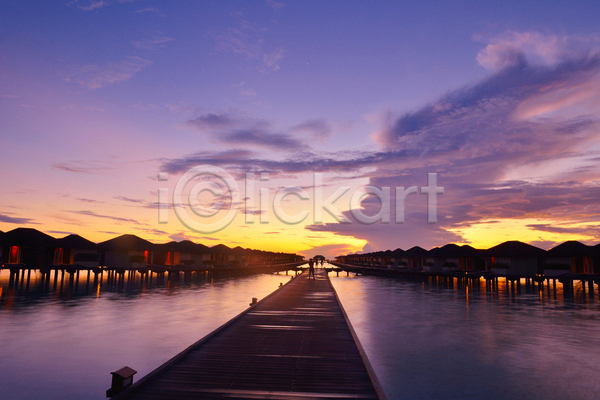 사람없음 JPG 포토 해외이미지 나무다리 바다 수상가옥 야간 야외 일몰 주택 풍경(경치) 하늘