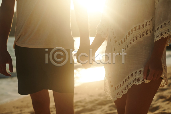 여유 즐거움 함께함 휴식 20대 남자 두명 성인 성인만 여자 JPG 앞모습 포토 해외이미지 걷기 손잡기 야외 여름(계절) 일몰 주간 커플 하반신 햇빛