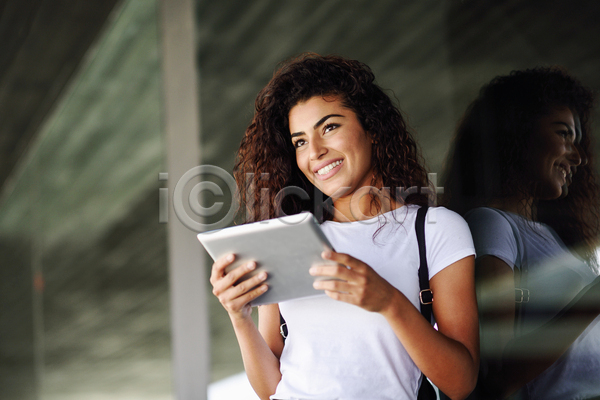 행복 성인 성인여자한명만 여자 한명 JPG 앞모습 포토 해외이미지 들기 라이프스타일 비즈니스 상반신 실내 웃음 태블릿