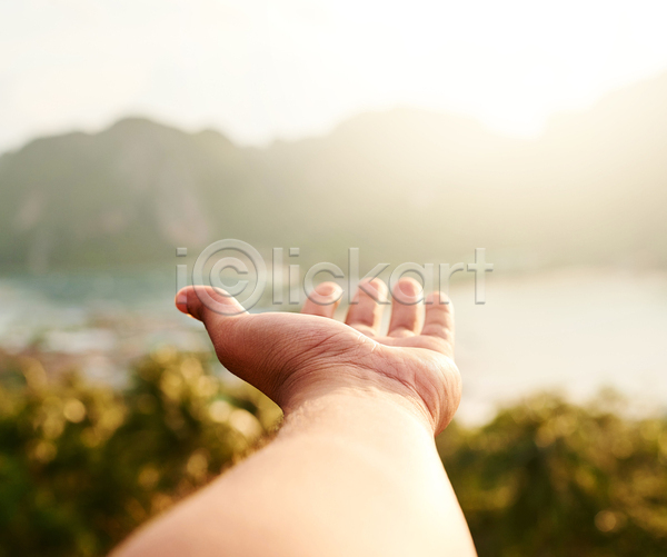 여유 휴식 신체부위 JPG 아웃포커스 포토 해외이미지 손 손내밀기 야외 여름(계절) 주간 하늘 햇빛