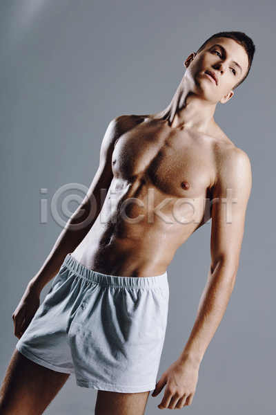 남자 백인 성인 성인남자한명만 한명 JPG 앞모습 포토 해외이미지 근육질 바디프로필 상반신 실내 응시 포즈 회색배경