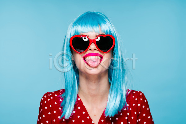 성인 성인여자한명만 여자 한명 JPG 앞모습 포토 해외이미지 가발 메롱 상반신 선글라스 하늘색 힙스터