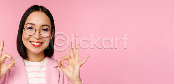 시원함 동양인 사람 성인 여자 한명 JPG 포토 해외이미지 CEO 갈색머리 감정 경영자 대학교 라이프스타일 미소 백그라운드 분홍색 비즈니스 비즈니스우먼 사무실 사업가 서기 손 쇼핑 심볼 얼굴 업무 유행 일본 자극 작업 중국 직장 표현 학생 한국 해외포토 흰색