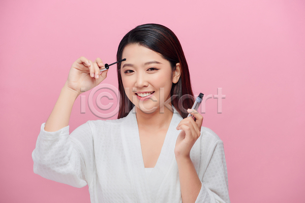 동양인 성인 성인여자한명만 여자 한명 JPG 앞모습 포토 해외이미지 들기 마스카라 분홍색 뷰티 상반신 실내 화장