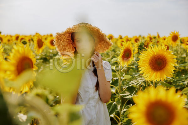 성인 성인여자한명만 여자 한명 JPG 소프트포커스 앞모습 포토 해외이미지 꽃밭 밀짚모자 상반신 야외 주간 해바라기