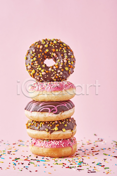 달콤 사람없음 JPG 포토 해외이미지 도넛 디저트 분홍색배경 스프링클 쌓기 초콜릿