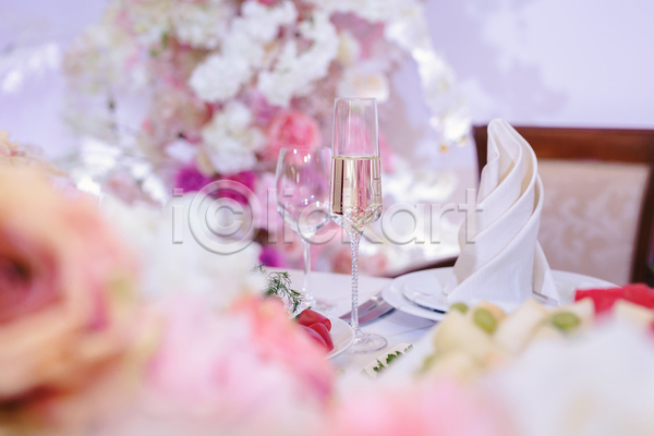 화려 사람없음 JPG 포토 해외이미지 결혼소품 꽃 나이프 냅킨 분홍색 샴페인 샴페인잔 와인잔 의자 접시
