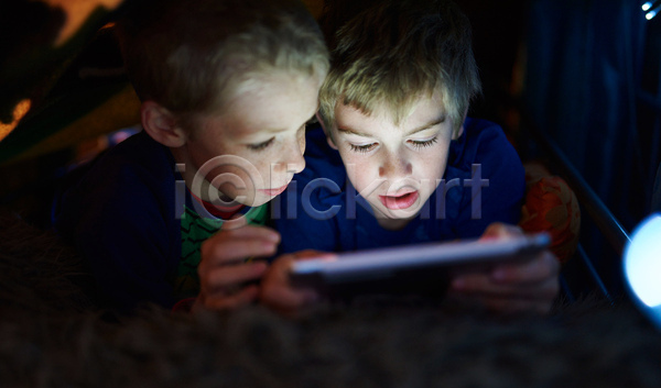 우정 즐거움 함께함 남자 두명 소년 소년만 어린이 JPG 앞모습 옆모습 포토 해외이미지 게임 빛 상반신 실내 어둠 친구 태블릿
