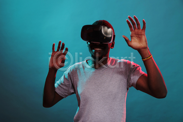 스마트 남자 성인 한명 흑인 JPG 앞모습 포토 해외이미지 VR기기 가상현실 상반신 손들기 손짓 오큘러스 웨어러블 착용 하이테크
