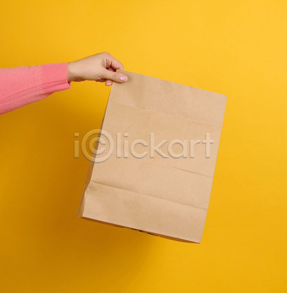 신체부위 JPG 포토 해외이미지 노란색 들기 손 잡기 종이 종이봉투 주기 패키지