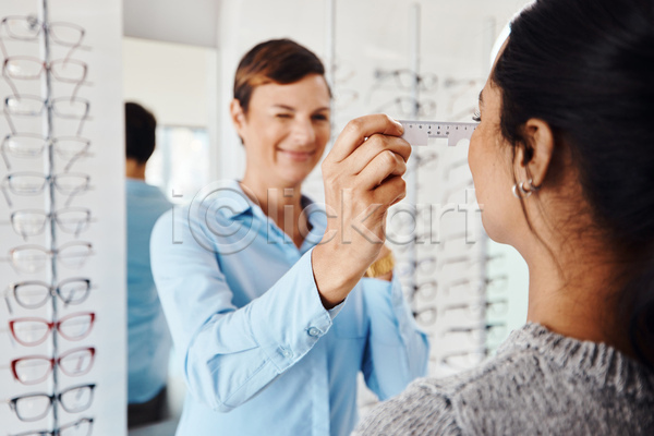 두명 성인 성인여자만 여자 JPG 뒷모습 앞모습 포토 해외이미지 거울 검안사 들기 미소(표정) 반사 상반신 상점 서비스 실내 안경 안경점 응시 자 측정