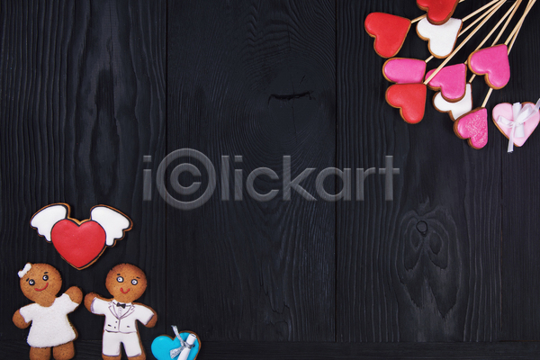 사랑 사람없음 JPG 포토 해외이미지 검은배경 나무배경 실내 진저맨 진저쿠키 카피스페이스 커플 쿠키 하트