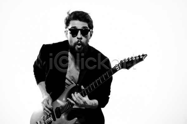 남자 성인 성인남자한명만 한명 JPG 앞모습 포토 해외이미지 흑백 기타 기타리스트 락스타 로큰롤 매기 밴드(음악) 상반신 선글라스 연주