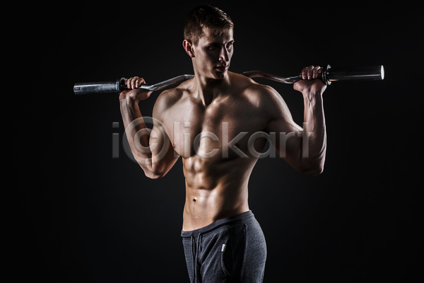 남자 성인 성인남자한명만 한명 JPG 앞모습 포토 해외이미지 검은배경 근육 근육질 뒤돌아보기 들기 보디빌더 상반신 역기