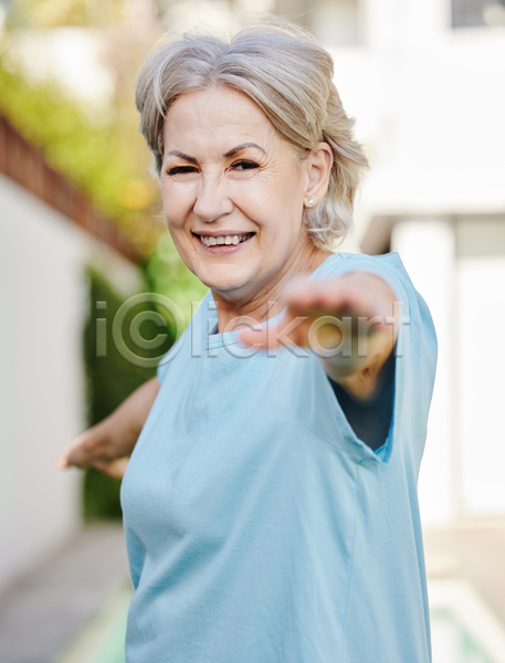 노년 노인여자한명만 백인 여자 한명 JPG 소프트포커스 아웃포커스 옆모습 포토 해외이미지 노후건강 상반신 손뻗기 야외 요가 주간 할머니