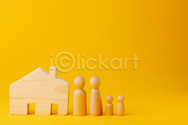사람모양 사람없음 JPG 포토 해외이미지 가족 건축모형 노란배경 말(게임) 목재 장난감 주택 피규어