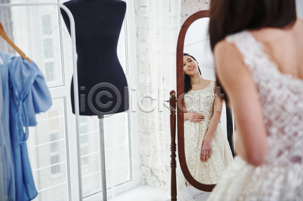서양인 성인 성인여자한명만 여자 한명 JPG 앞모습 포토 해외이미지 거울 드레스 마네킹 모델 미소(표정) 반사 상반신 실내 착용 패션디자이너 피팅