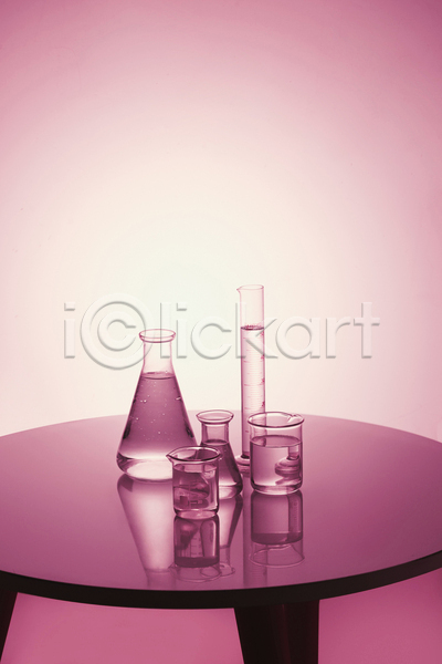 사람없음 JPG 포토 해외이미지 분홍색배경 비커 삼각플라스크 실내 에스테틱 유리관 탁자 화장품