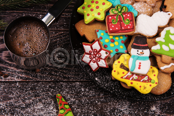 사람없음 JPG 포토 해외이미지 나무배경 눈사람 선물상자 슈가파우더 실내 에스프레소 진저쿠키 쿠키 크리스마스