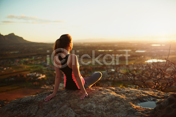 성인 성인여자한명만 여자 한명 JPG 뒷모습 포토 해외이미지 상반신 아침 앉기 야외 운동 응시 자연 주간 풍경(경치)